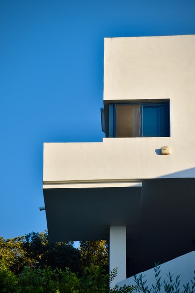 带蓝色窗户的白色混凝土建筑